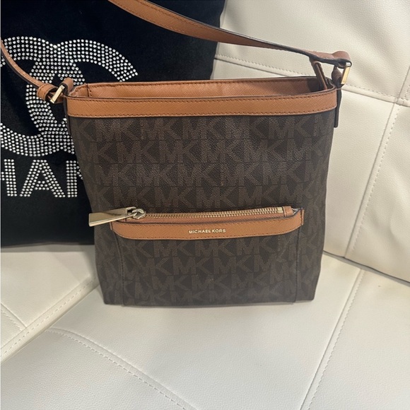 Michael Michael Kors
MORGAN MESSENGER IN SIGNATURE PRINT - Picture 1 of 13